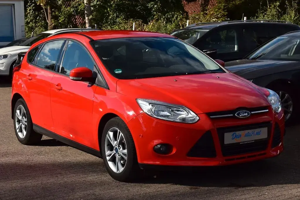 Używany Ford Focus Champions Edition 101 KM (74 kW) 2013 Czerwony Sedan/Limuzyna
