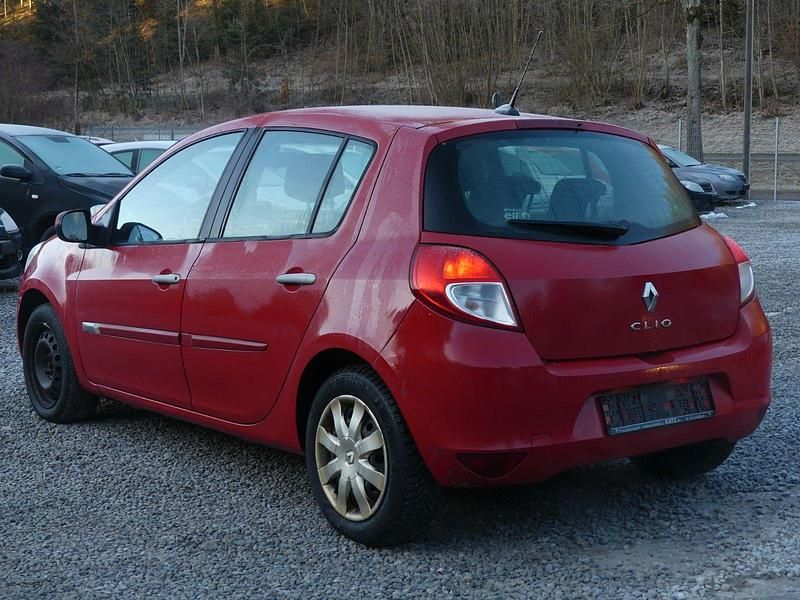 Gebraucht Renault Clio III Dynamique 101 PS (74 kW) 2011 Rot Limousine