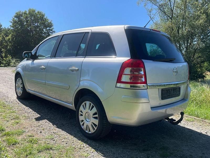 Gebraucht Opel Zafira Design Edition 150 PS (110 kW) 2011 Argon silber/ice silver (m2) Van / Kleinbus
