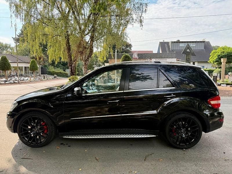 Schwarz Gebraucht 2011 Mercedes ML500 SUV | 28.500 € (Teuer) - Bild 1/4