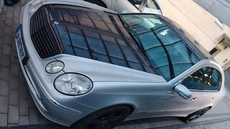 Silber Gebraucht 2006 Mercedes E280 Avantgarde Limousine | 3.200 € (Superpreis) - Bild 1/4