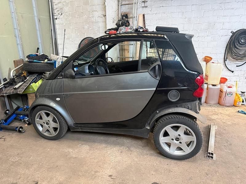 Grau Gebraucht 2002 Smart ForTwo Cabrio Cabrio | 650 € - Bild 1/4