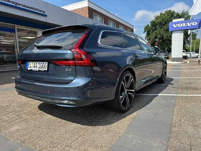 Second-hand Volvo V90 Ultimate 197 CP (144 kW) 2024 Albastru Break