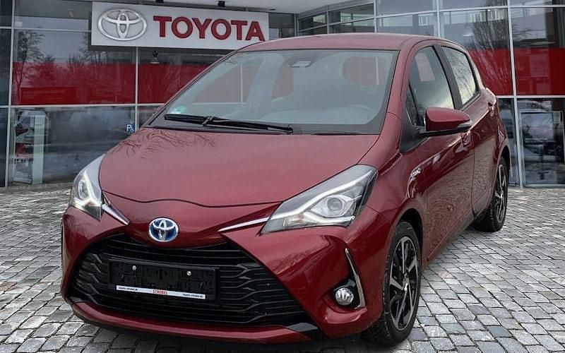 Rot Gebraucht 2020 Toyota Yaris Hybrid Style Limousine | 15.990 € (Superpreis) - Bild 1/4