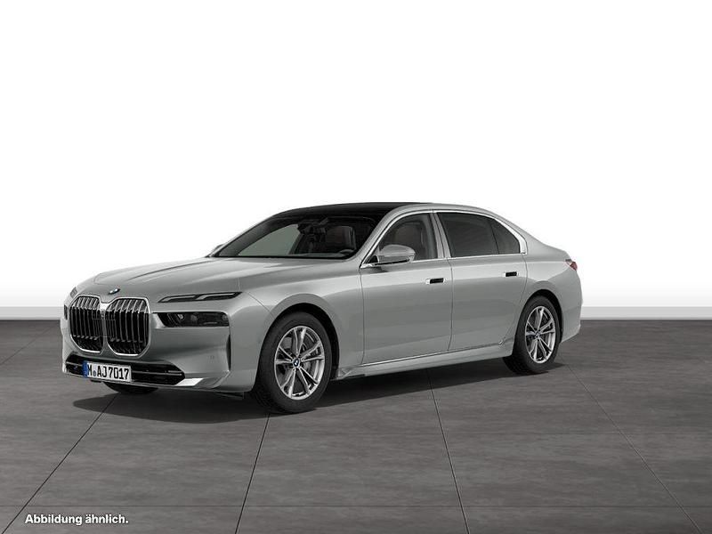 Spacesilber metallic Gebraucht 2025 BMW 740 Comfort Edition Limousine | 114.124 € - Bild 1/4