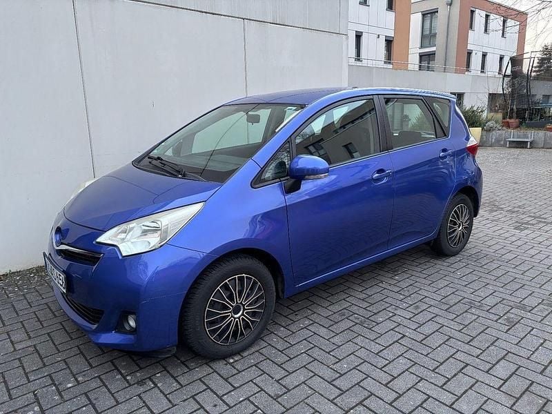 Blau Gebraucht 2011 Toyota Verso-S Van / Kleinbus | 5.800 € (Guter Preis) - Bild 1/4