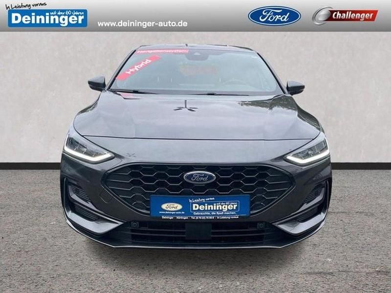 Magneticgrau (metallic) Gebraucht 2023 Ford Focus Limousine | 21.990 € (Fairer Preis) - Bild 1/4