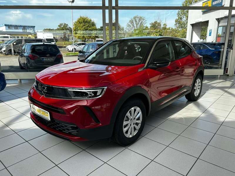 Kosmos rot Gebraucht 2023 Opel Mokka-e Edition SUV | 22.686 € (Guter Preis) - Bild 1/4