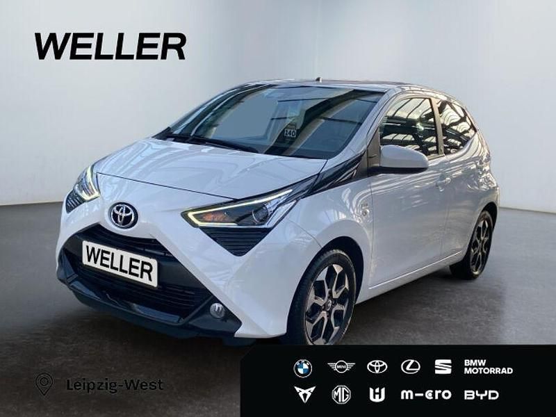 Weiss Gebraucht 2021 Toyota Aygo X-play Kleinwagen | 14.290 € (Etwas zu teuer) - Bild 1/3