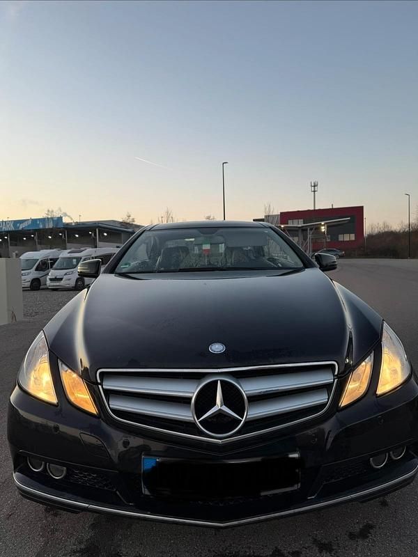 Schwarz Gebraucht 2011 Mercedes E220 Coupé | 10.000 € (Guter Preis) - Bild 1/4