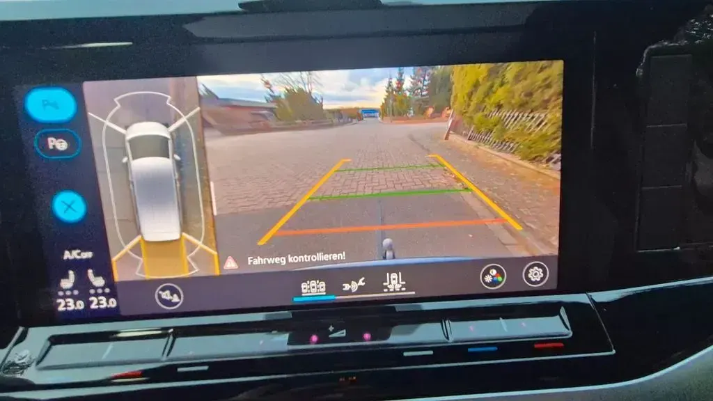 Gebraucht VW Multivan Life 150 PS (110 kW) 2024 Grau Van / Kleinbus