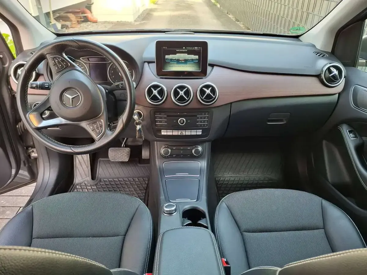 Gebraucht Mercedes B180 122 PS (89 kW) 2015 Grau Van / Kleinbus