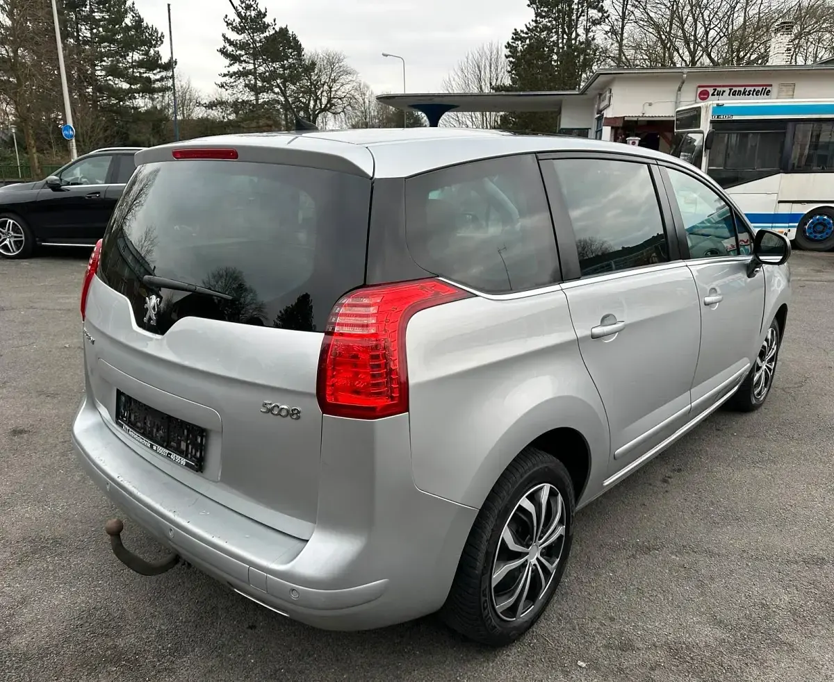 Gebraucht Peugeot 5008 Allure 163 PS (119 kW) 2011 Silber Van / Kleinbus