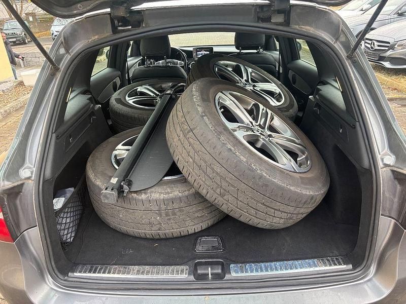 Grau Gebraucht 2017 Mercedes GLC250 AMG line SUV | 19.200 € (Guter Preis) - Bild 1/4