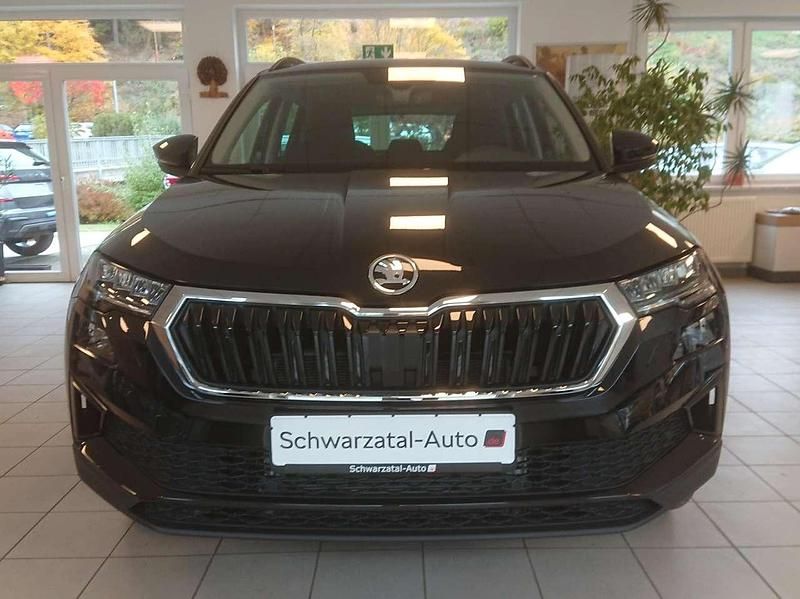 Cerna magic/black magic Neu 2025 Skoda Karoq Selection SUV | 34.840 € (Fairer Preis) - Bild 1/4