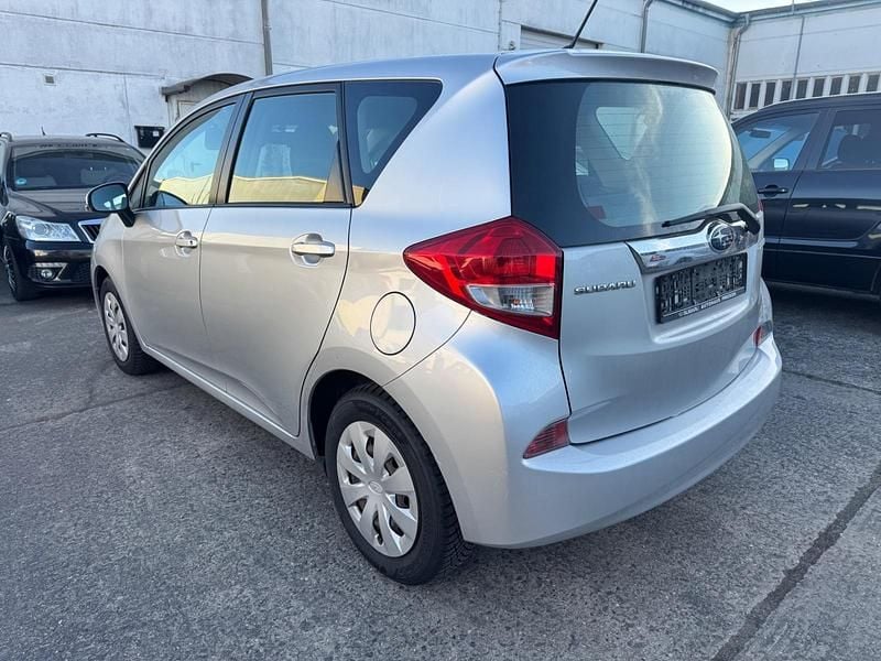 Gebraucht Toyota Verso-S 99 PS (72 kW) 2011 Silber Van / Kleinbus