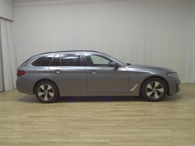 Grau Gebraucht 2023 BMW 520 Kombi | 29.480 € (Superpreis) - Bild 1/4