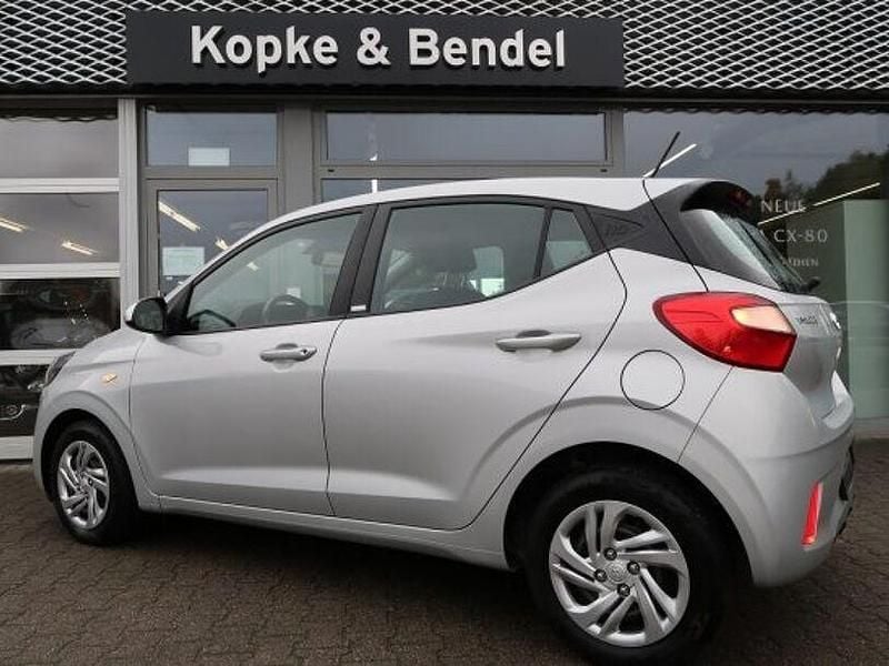 Gebraucht Hyundai i10 Select 67 PS (49 kW) 2021 Sleek silver metallic (metallic) Kleinwagen