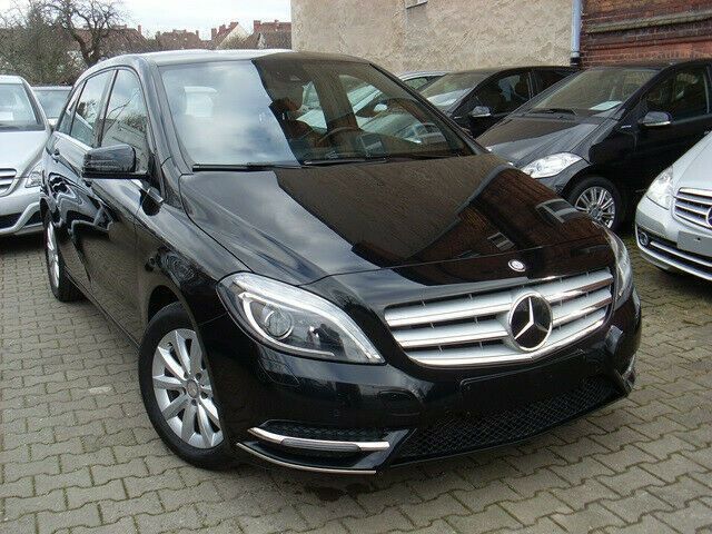 Schwarz metallic Gebraucht 2012 Mercedes B200 Van / Kleinbus | 10.990 € (Guter Preis) - Bild 1/4