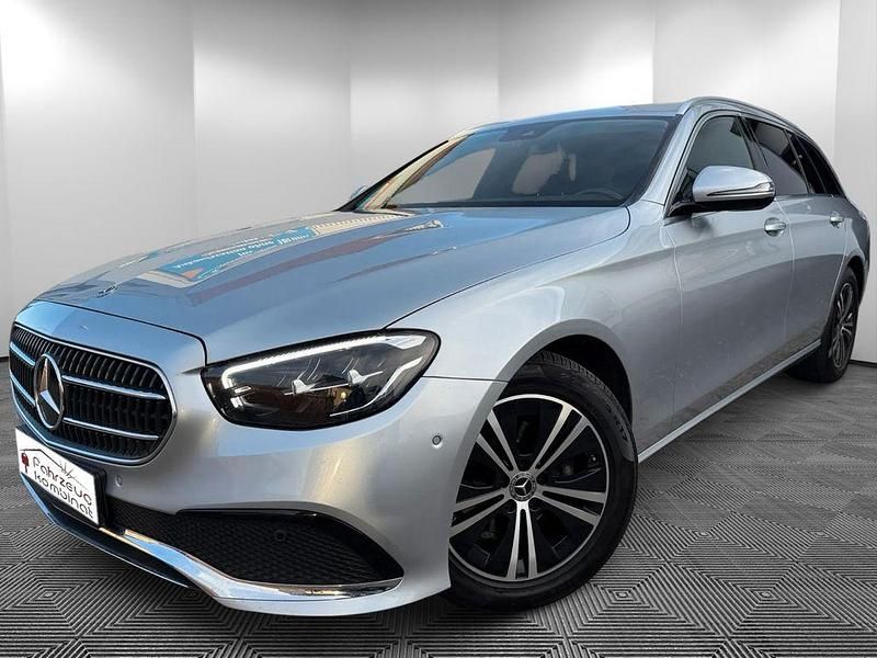 Silber Gebraucht 2021 Mercedes E220 Limousine | 25.800 € (Superpreis) - Bild 1/4