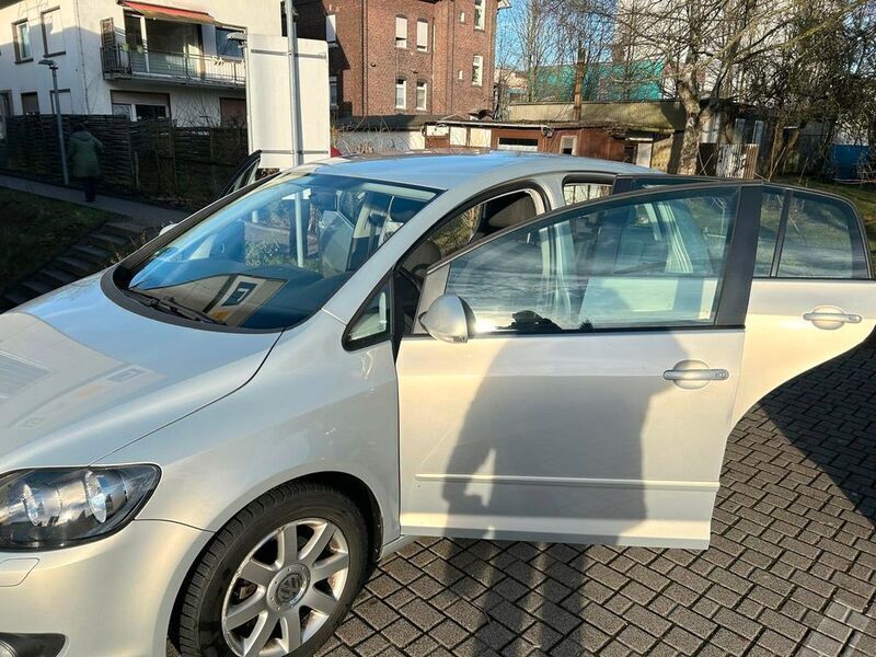 Grau Gebraucht 2010 VW Golf Plus Comfortline Van / Kleinbus | 8.150 € (Fairer Preis) - Bild 1/4