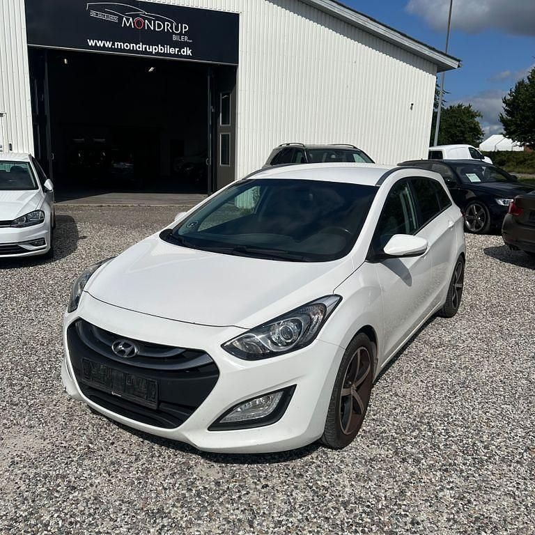 Weiß Gebraucht 2013 Hyundai i30 Style Kombi | 3.550 € (Superpreis) - Bild 1/4