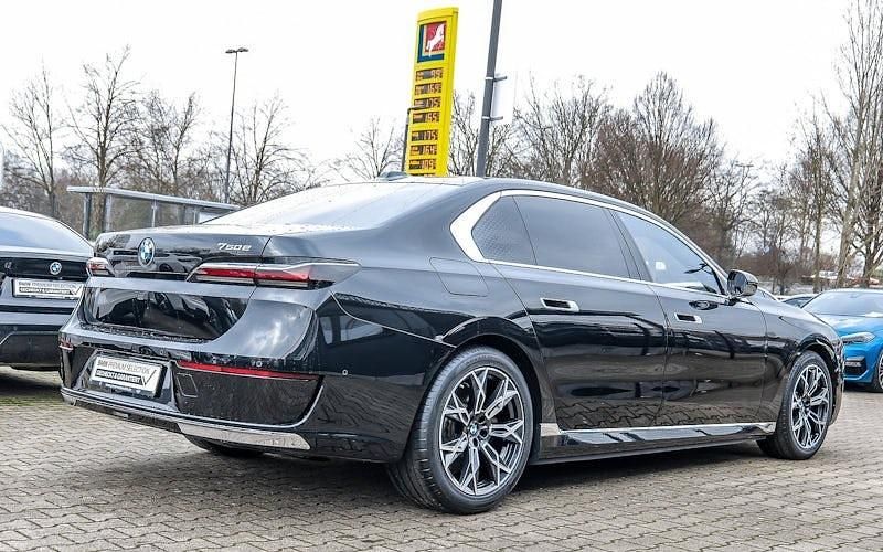 Gebraucht BMW 750e Comfort Edition 489 PS (359 kW) 2023 Schwarz Limousine