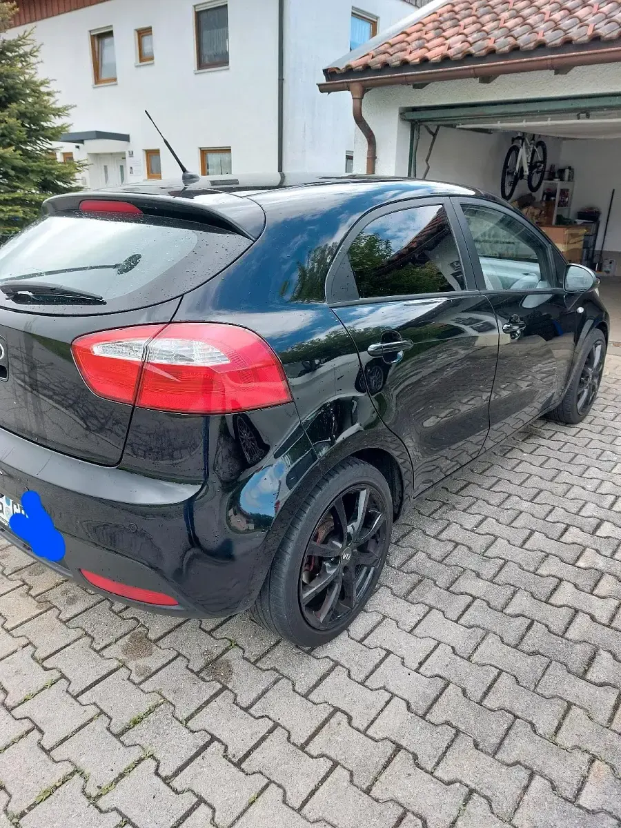 Gebraucht Kia Rio Edition 7 86 PS (63 kW) 2014 Schwarz Kleinwagen