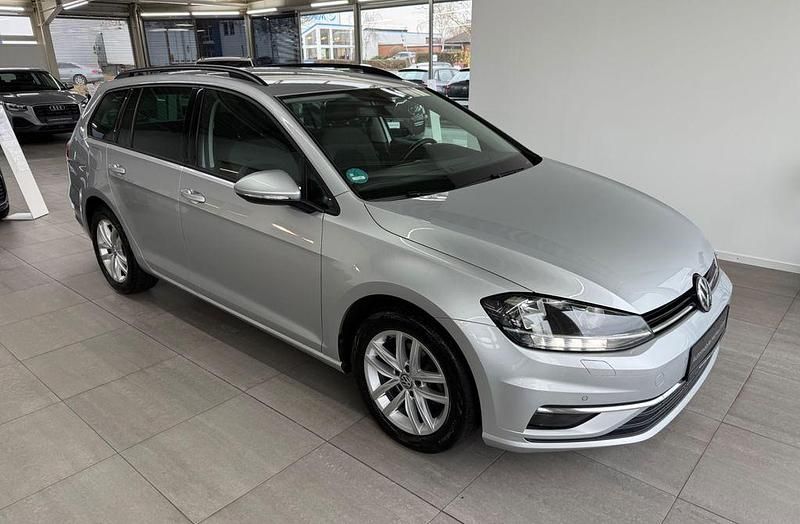 Silber Gebraucht 2020 VW Golf VII Comfortline Limousine | 14.790 € (Guter Preis) - Bild 1/4