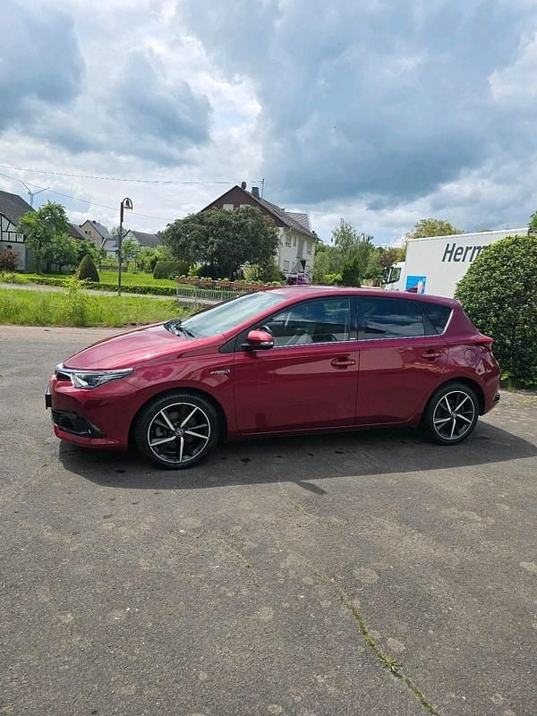 Rot Gebraucht 2017 Toyota Auris Hybrid Limousine | 17.300 € (Etwas zu teuer) - Bild 1/4