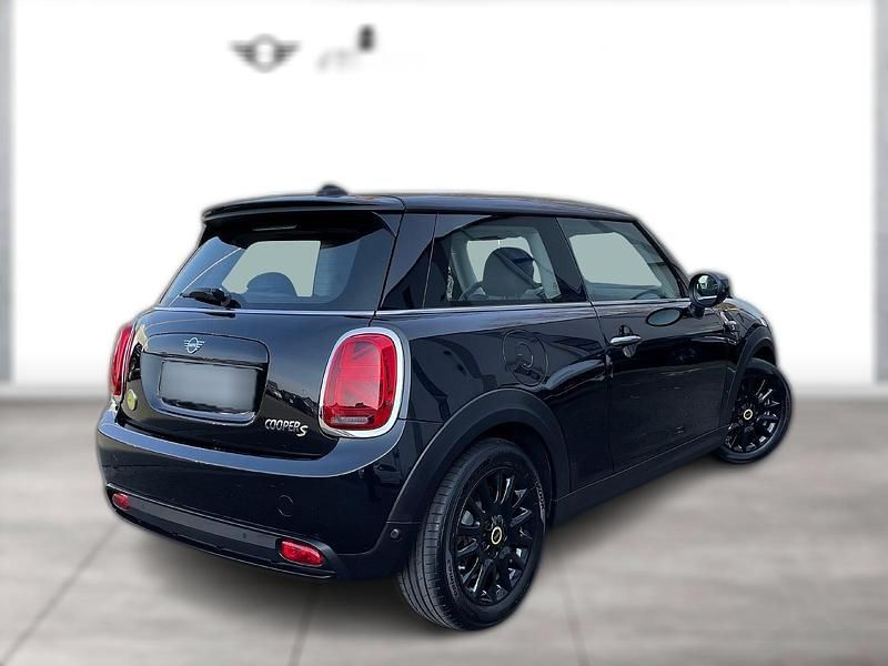 Gebraucht Mini Cooper SE Hatch 135 kW (184 PS) 2023 Schwarz metallic Kleinwagen