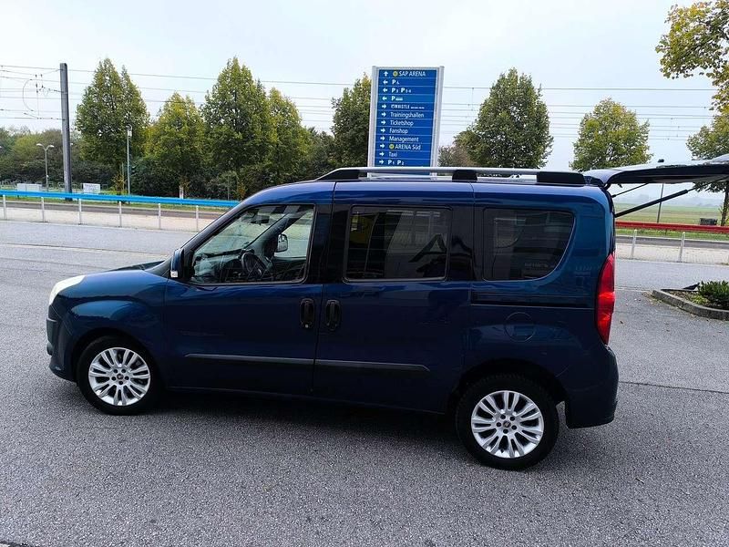 Blau Gebraucht 2011 Fiat Doblò Dynamic Van / Kleinbus | 4.499 € (Fairer Preis) - Bild 1/4