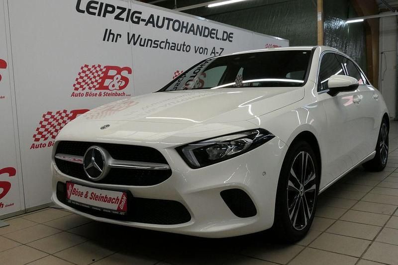 Weiß Gebraucht 2020 Mercedes A200 Edition 1 Limousine | 25.574 € (Etwas zu teuer) - Bild 1/4