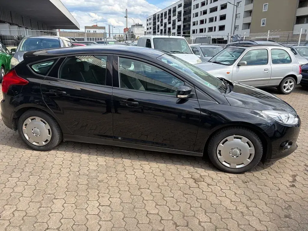 Gebraucht Ford Focus Trend 95 PS (69 kW) 2011 Schwarz Limousine