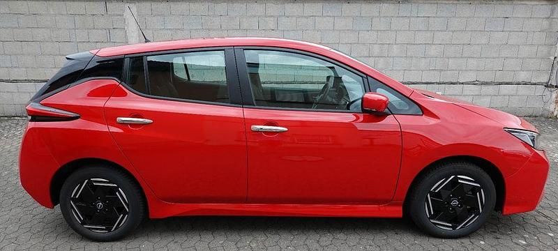 Gebraucht Nissan Leaf Acenta 110 kW (150 PS) 2023 Rot Kleinwagen