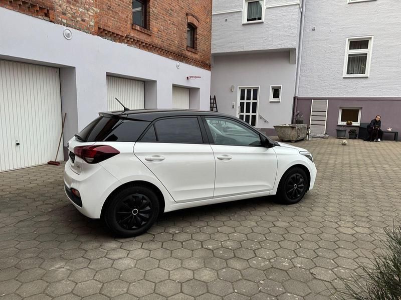 Gebraucht Hyundai i20 Trend 84 PS (61 kW) 2019 Weiß Kleinwagen