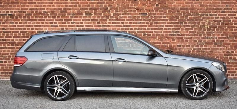 Gebraucht Mercedes E220 AMG line 163 PS (119 kW) 2016 Selenitgrau  metalliclack Kombi