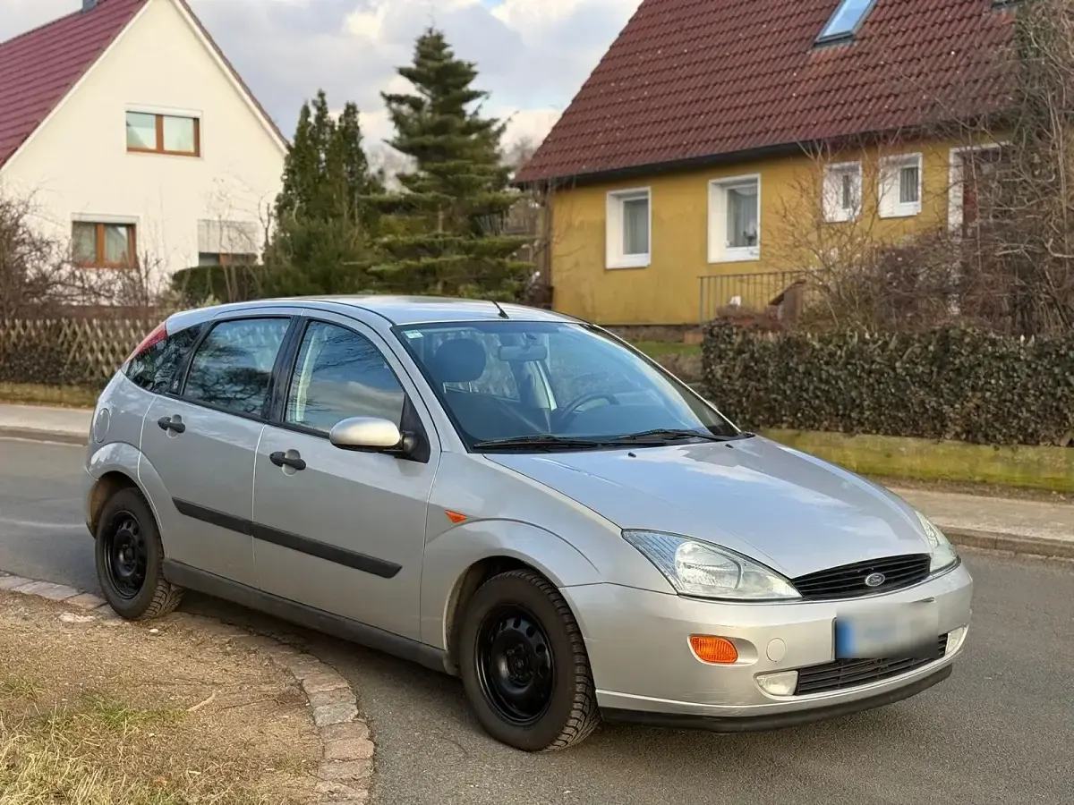 Occasion Ford Focus Ghia 101 ch (74 kW) 2001 Argent Berline