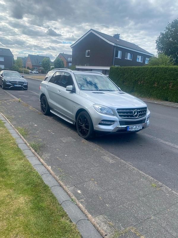Silber Gebraucht 2011 Mercedes ML350 SUV | 19.900 € (Guter Preis) - Bild 1/4