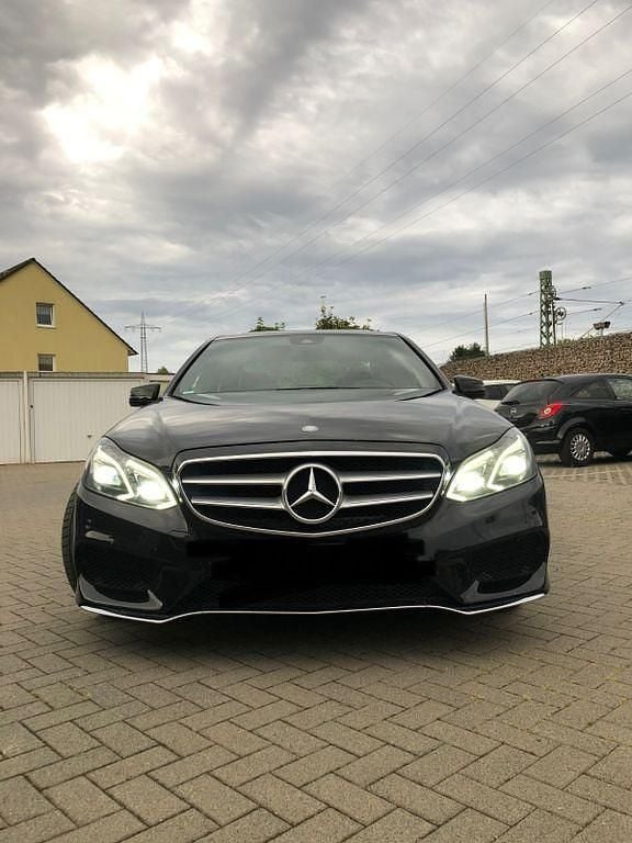 Gebraucht Mercedes E220 Avantgarde 170 PS (125 kW) 2014 Schwarz Limousine