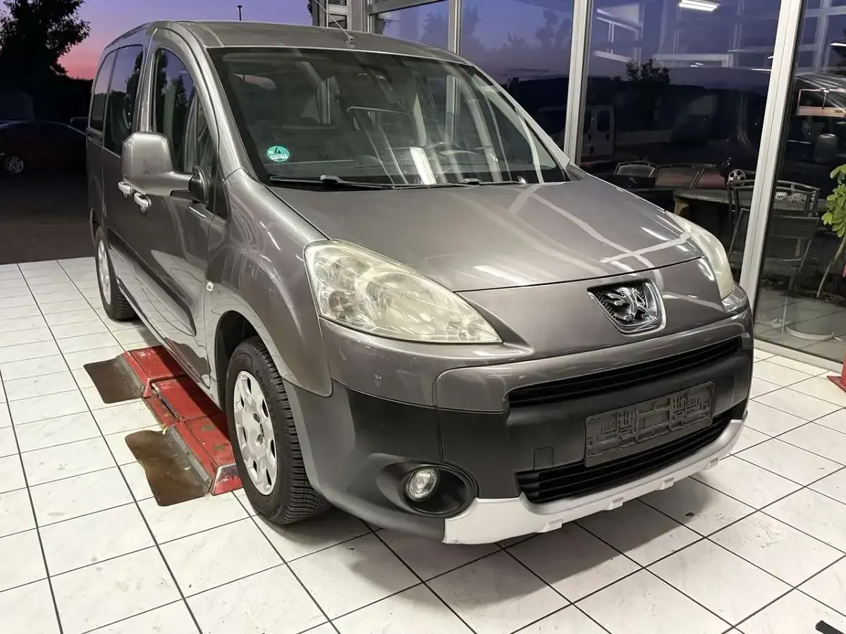 Gebraucht Peugeot Partner Tendance 92 PS (67 kW) 2011 Other Van / Kleinbus