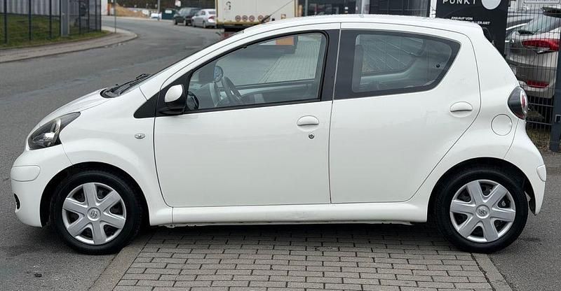 Gebraucht Toyota Aygo 68 PS (50 kW) 2011 Weiß Kleinwagen