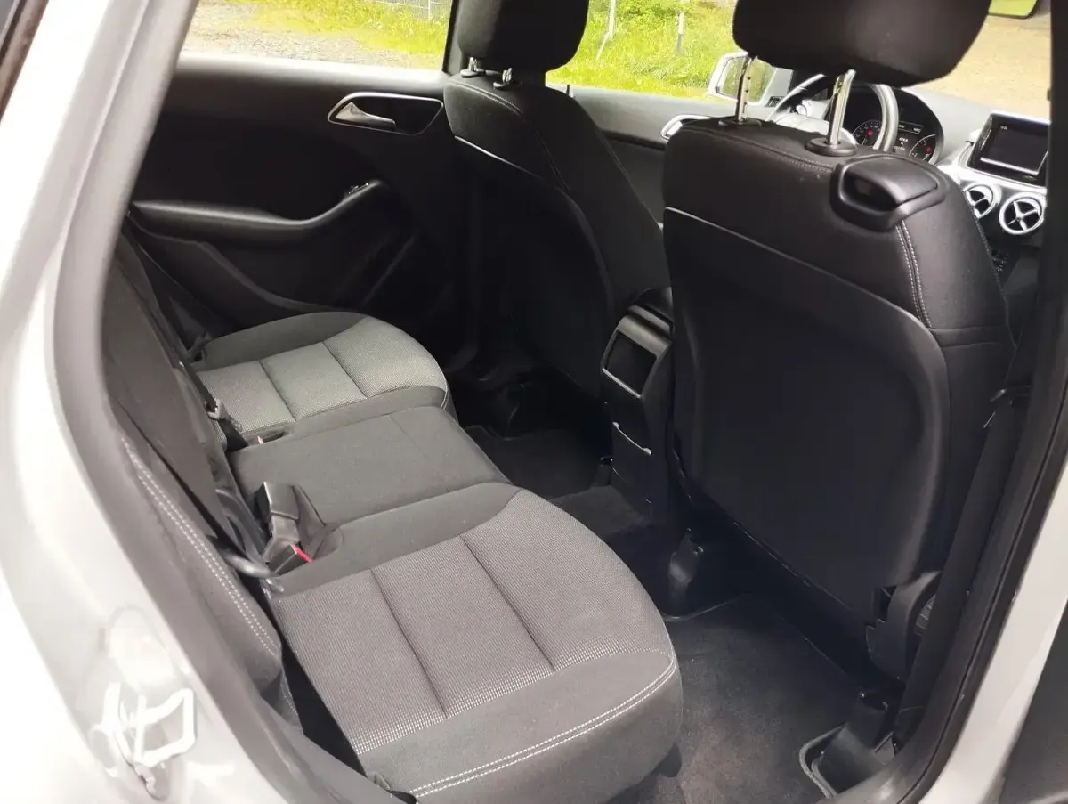 Gebraucht Mercedes B180 109 PS (80 kW) 2012 Silber Kleinwagen