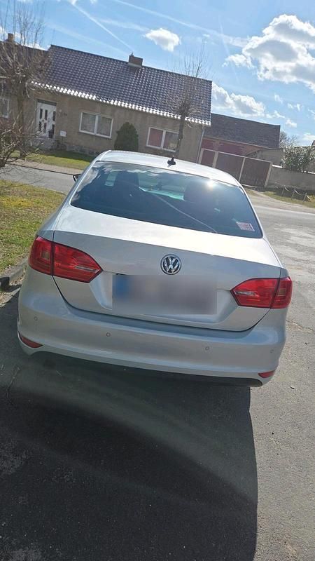 Second-hand VW Jetta 105 CP (77 kW) 2012 Argintiu Berlinǎ