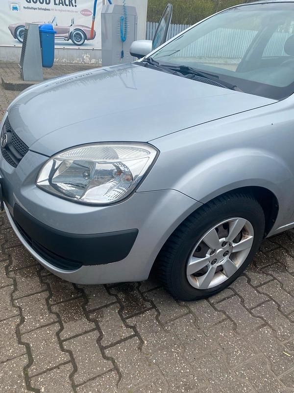 Gebraucht Kia Rio 91 PS (66 kW) 2007 Silber Kleinwagen