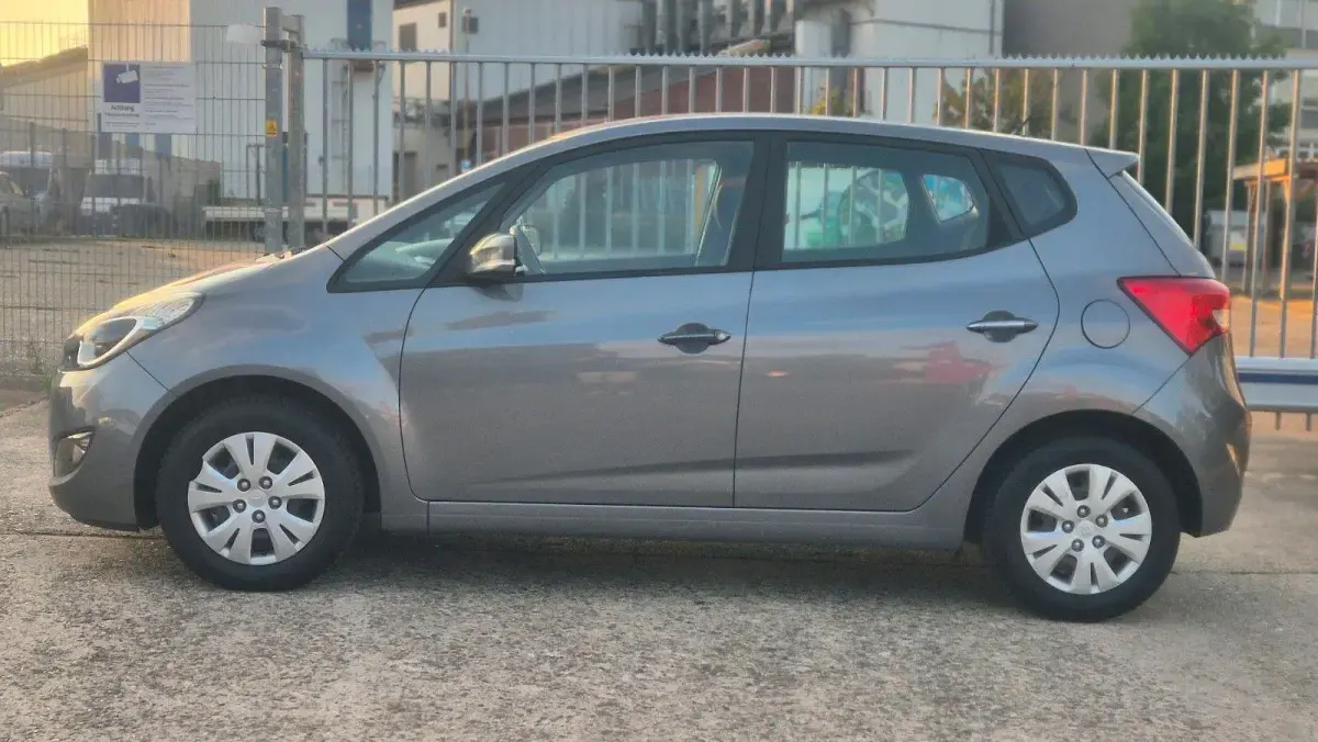 Gebraucht Hyundai ix20 Edition 90 PS (66 kW) 2012 Grau Kleinwagen