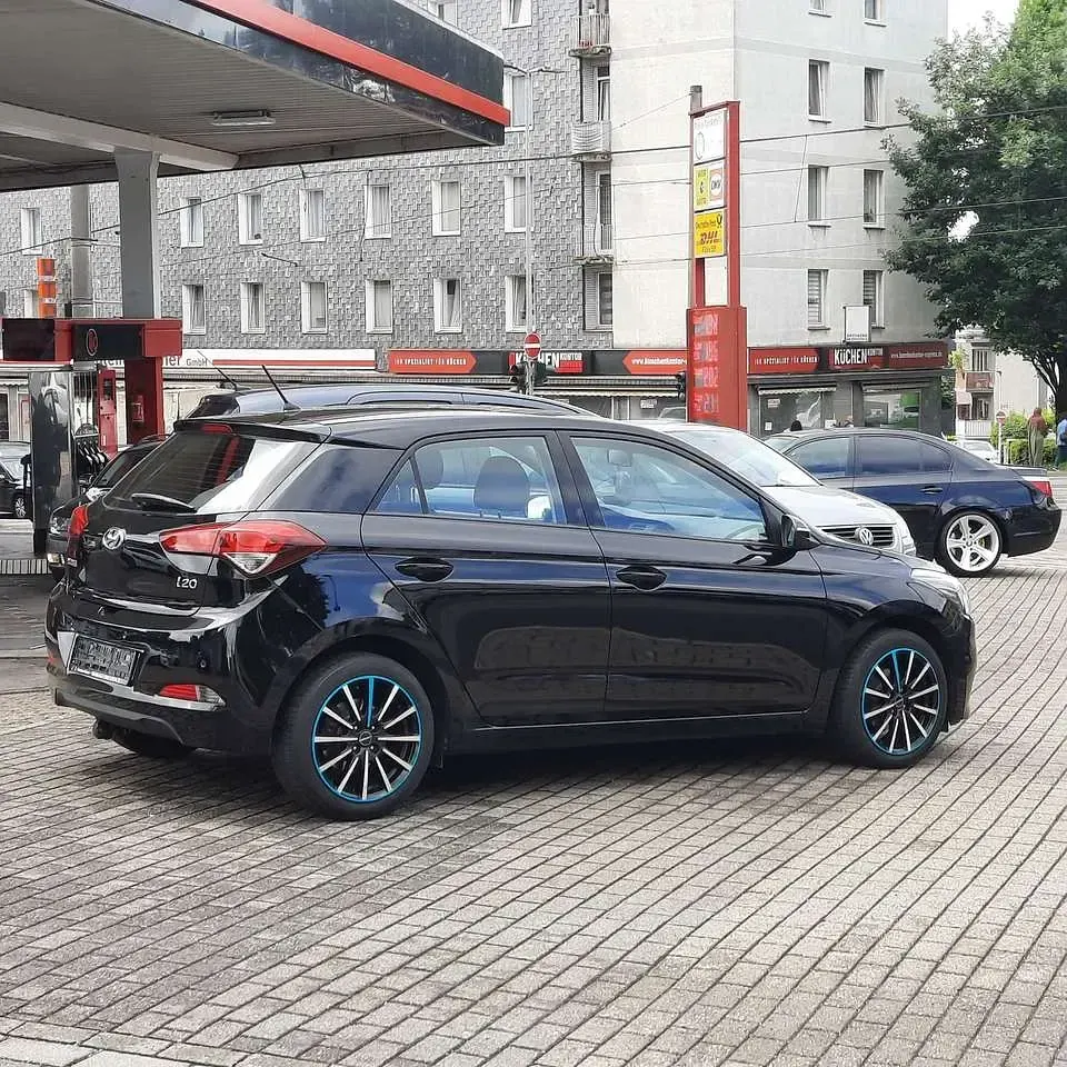 Gebraucht Hyundai i20 Style 101 PS (74 kW) 2017 Schwarzuni Limousine