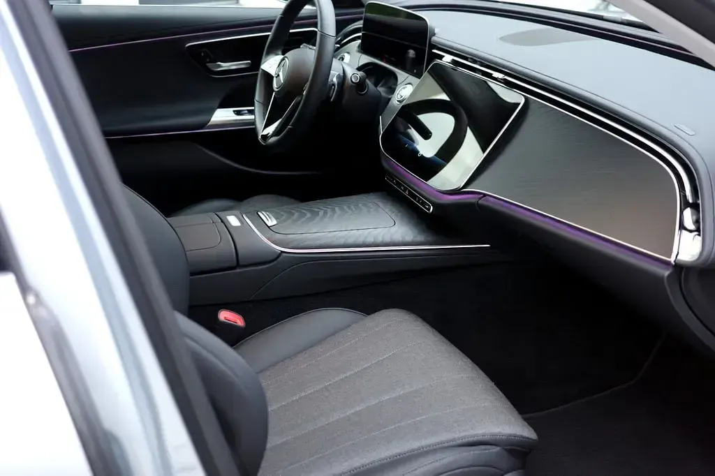 Gebraucht Mercedes E220 197 PS (144 kW) 2024 Silber Limousine