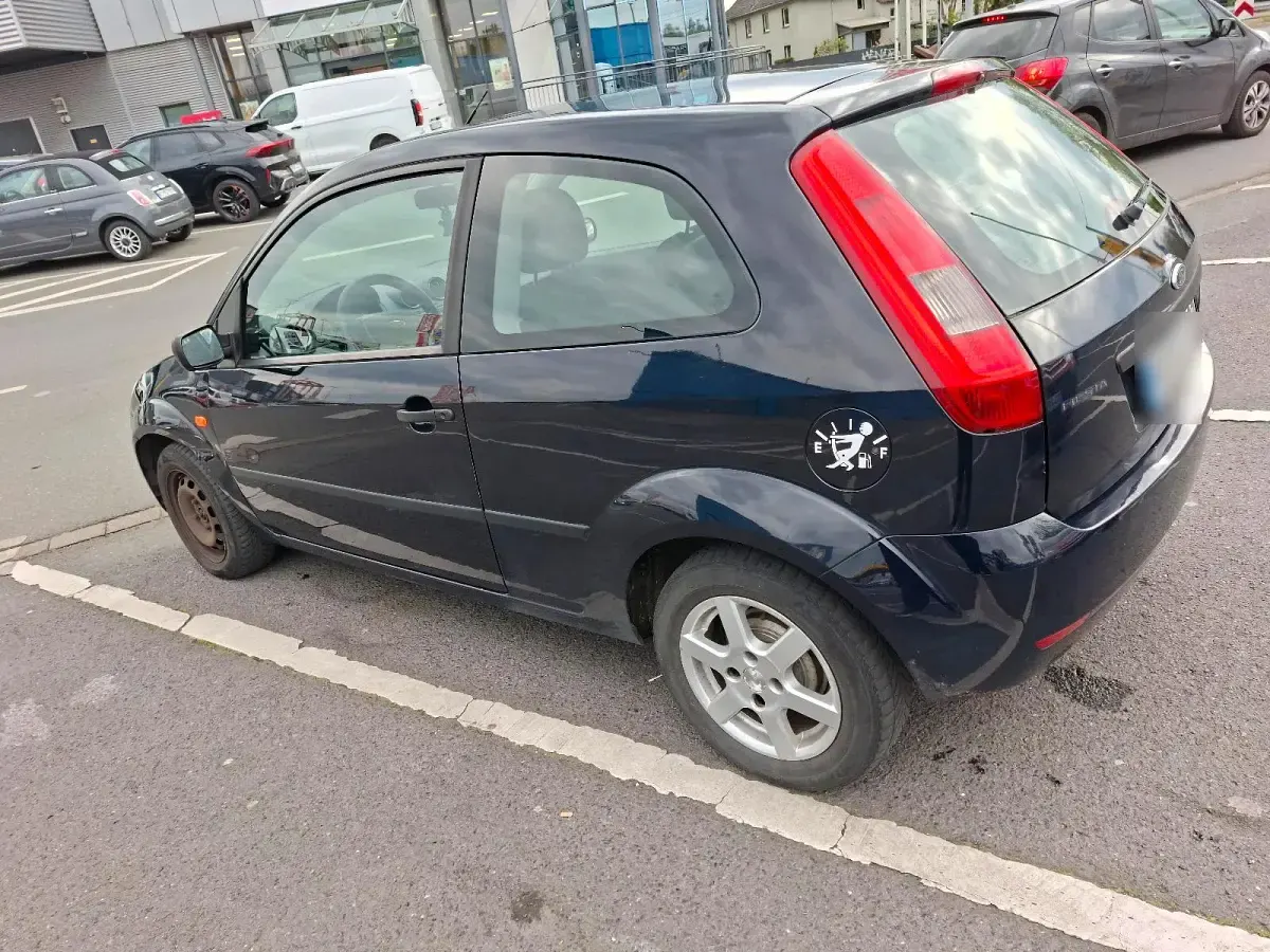 Gebraucht Ford Fiesta 60 PS (44 kW) 2004 Blau Kleinwagen
