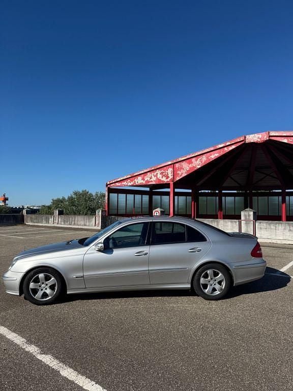 Silber Gebraucht 2005 Mercedes E350 Avantgarde Limousine | 6.200 € (Guter Preis) - Bild 1/4